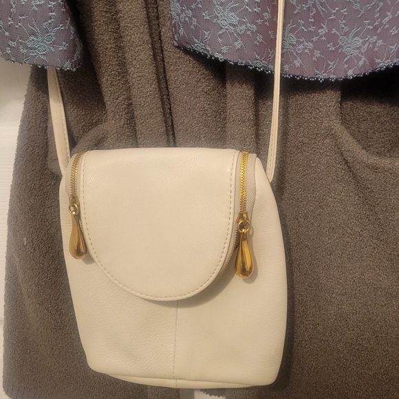 Cream Textured Crossbody Bag with Zipper - Picture 6 of 6